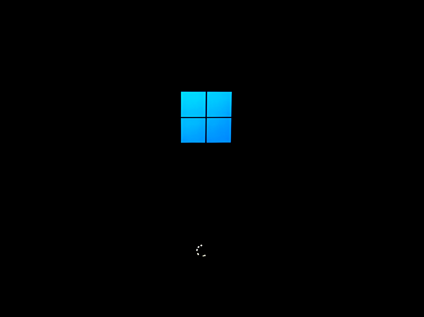 Windows 11 loading screen illustrating a slow startup before disabling unnecessary startup apps.